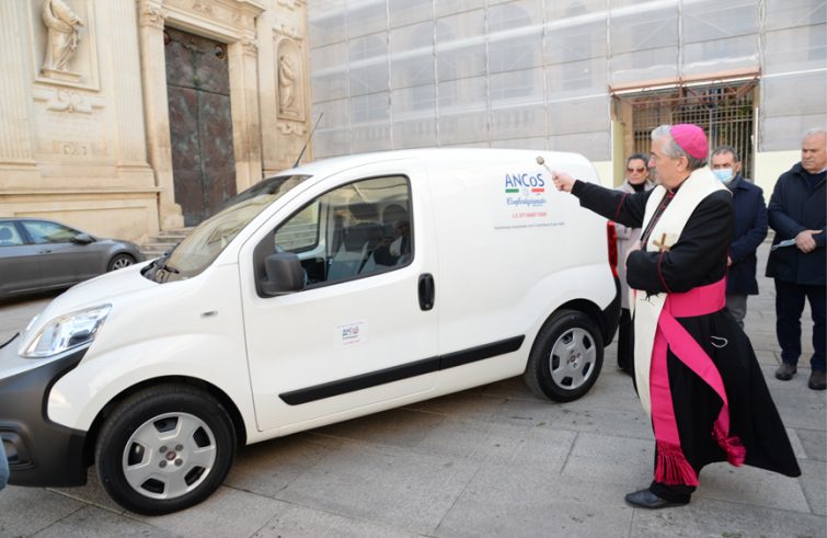 Il nuovo Fiat Doblò della Caritas diocesana. La benedizione di Seccia alle Benedettine.